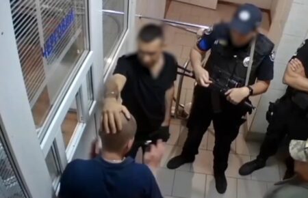Били у присутності поліції: правоохоронці перевіряють відео з ТЦК у Чернівцях