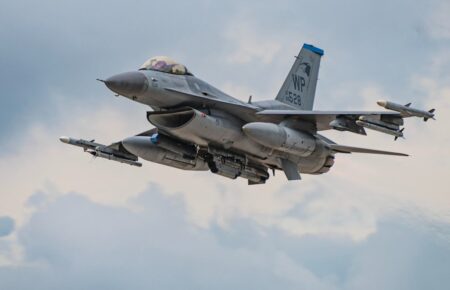 Нідерланди готові додатково передати Україні ще шість F-16
