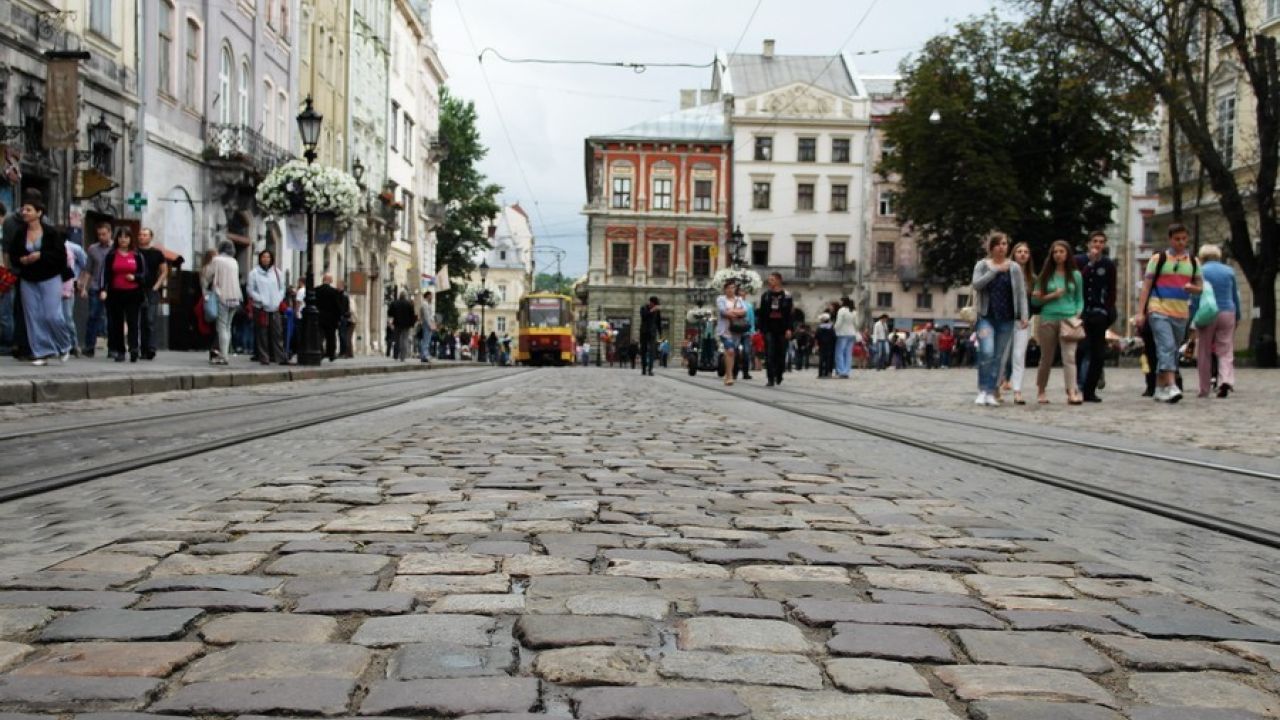«У нас кожен камінь облікований» — посадовиця про бруківку у Львові