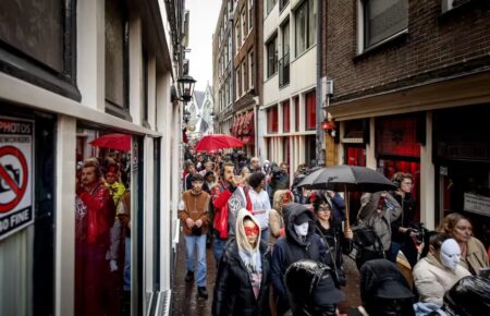 В Амстердамі секс-працівниці протестували проти перенесення кварталу червоних ліхтарів за межі міста