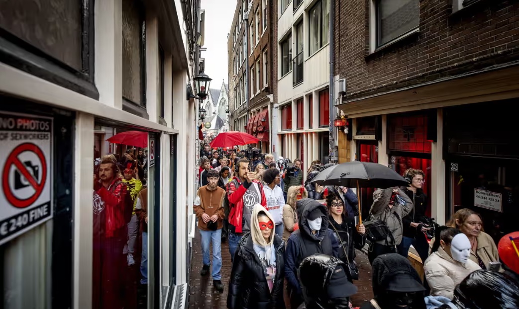 В Амстердамі секс-працівниці протестували проти перенесення кварталу червоних ліхтарів за межі міста