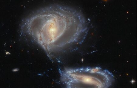 Телескоп «Хаббл» показав взаємодію галактичного тріо