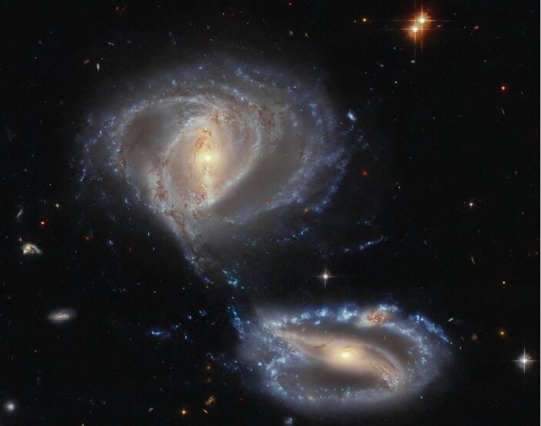Телескоп «Хаббл» показал взаимодействие галактического трио