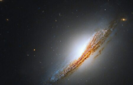 Телескоп «Хаббл» показал новое изображение линзовидной галактики