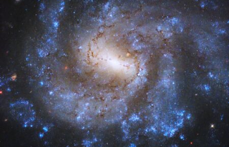 Телескоп «Хаббл» показав зображення далекої спіральної галактики