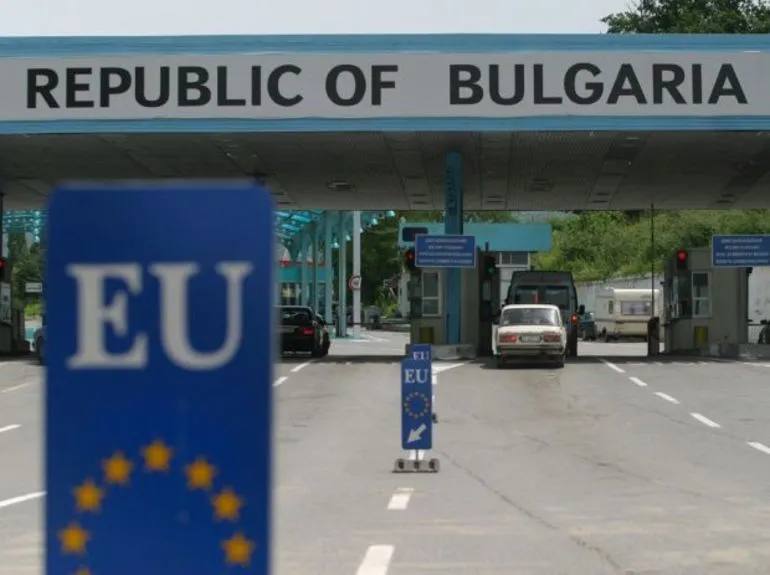 Сьогодні Болгарія закриває кордон для авто з російськими номерами