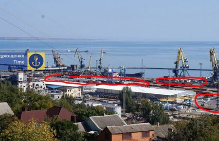 Російські окупанти завантажують одночасно три судна в порту Маріуполя