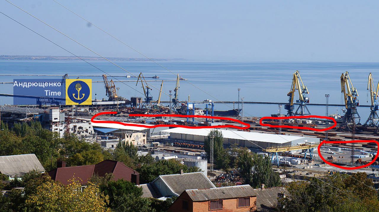 Російські окупанти завантажують одночасно три судна в порту Маріуполя
