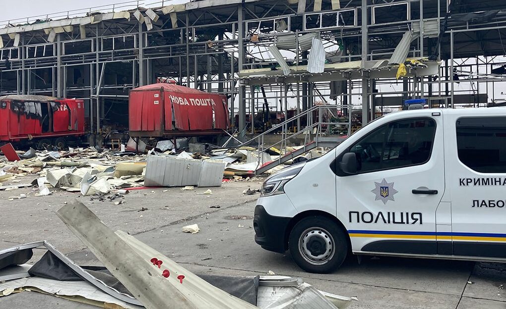 Зросла кількість потерпілих через атаку росіян по терміналу «Нової пошти» на Харківщині