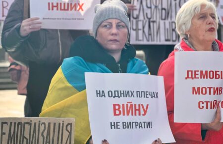 У Києві жінки вийшли на акцію підтримки закону про демобілізацію (ФОТО)