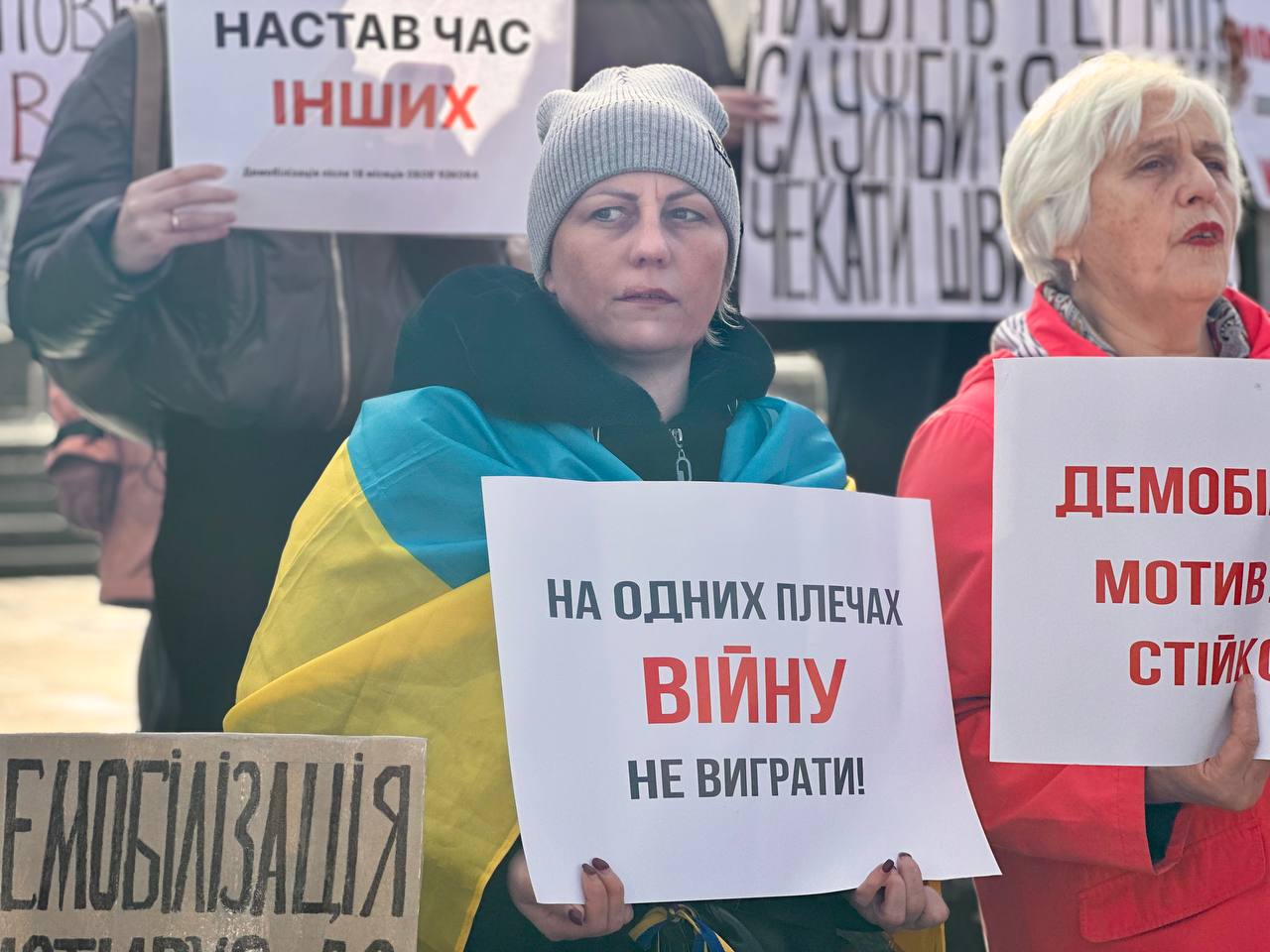 У Києві жінки вийшли на акцію підтримки закону про демобілізацію (ФОТО)