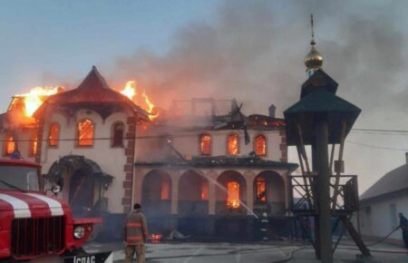 Ченця УПЦ МП, який спалив храм на Буковині, відправили у в'язницю (ФОТО)