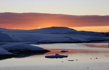 Украинские полярники показали белые ночи в Антарктике