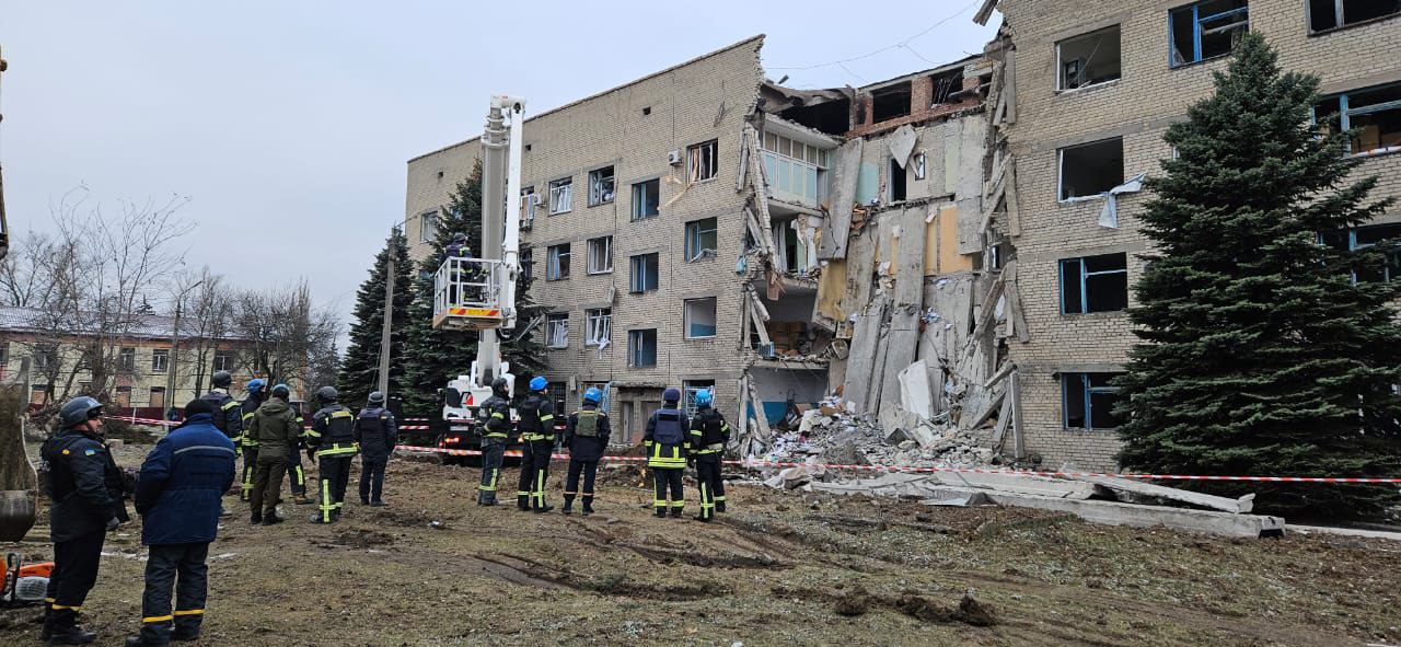 Окупанти ударили по шахті та лікарні на Донеччині: є жертви та руйнування (ФОТО)