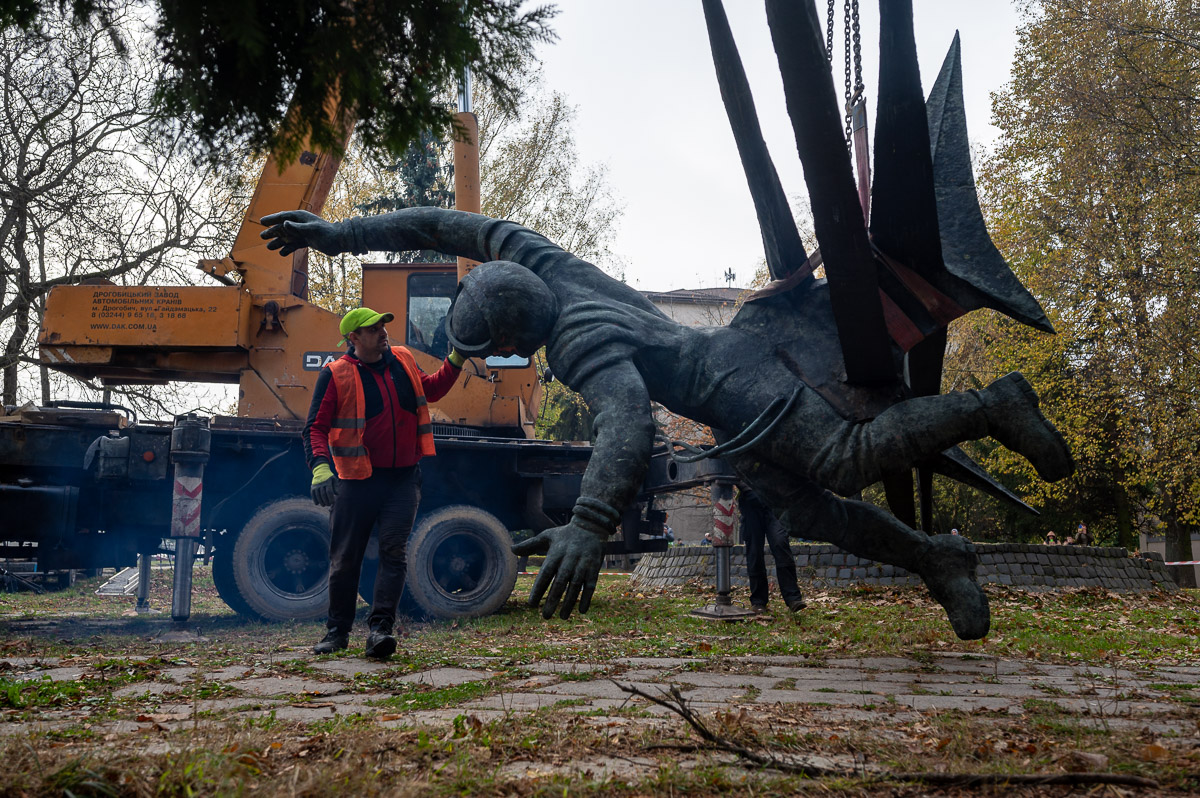 figure_cut«Давно пора цю радянщину зносити» — львів'янин про демонтаж пам’ятників часів СРСР
