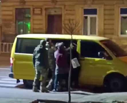 Львівський військкомат розпочав перевірку після силового затримання чоловіка (ВІДЕО)