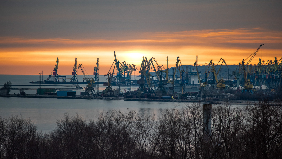 У порту Маріуполя третій день поспіль загарбники вантажать зерно — Андрющенко