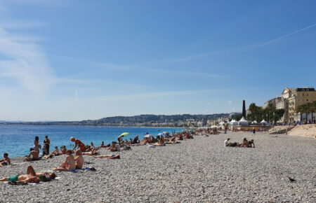 Во французской Ницце запретят курить сигареты на пляжах