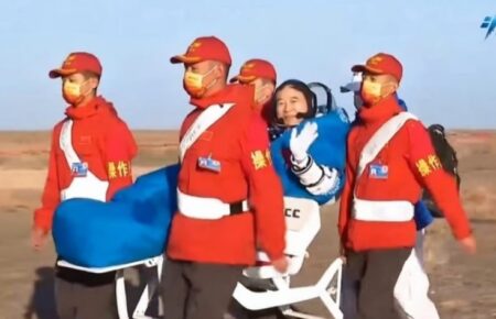 Экипаж китайской космической миссии «Шэньчжоу-16» вернулся на Землю