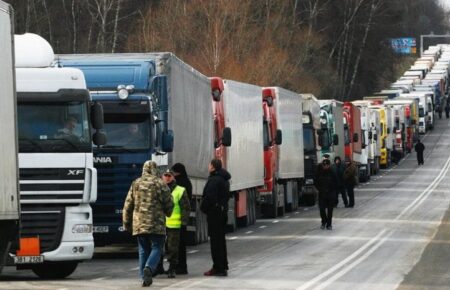 З боку Польщі на заблокованих КПП чекають понад 2000 вантажівок