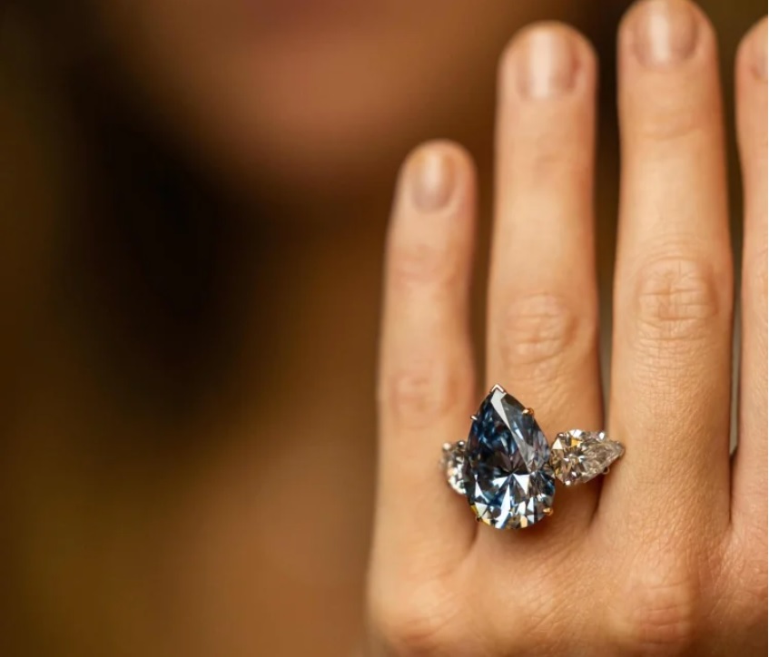 У Швейцарії на аукціоні за понад $40 мільйонів продали найбільший блакитний діамант