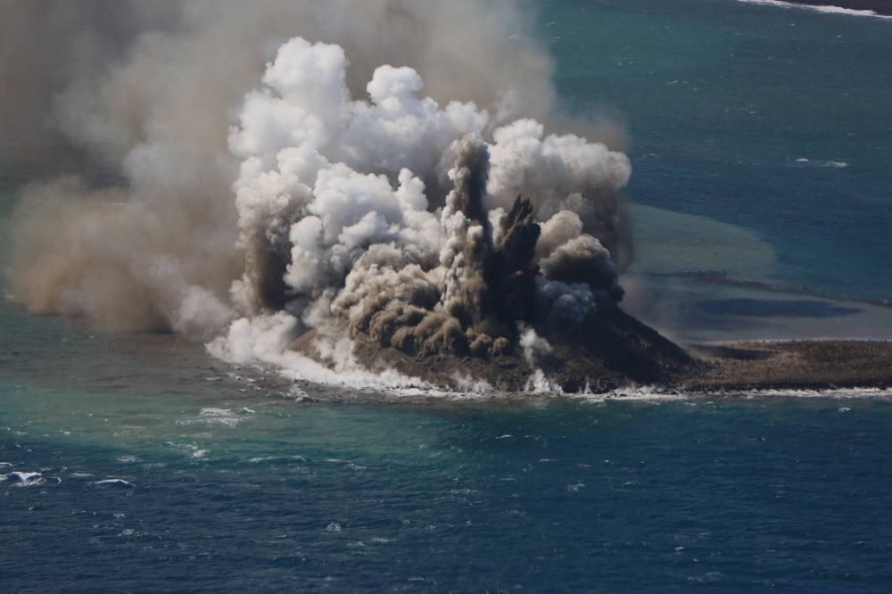 Вулканический выброс создал новый остров возле Японии