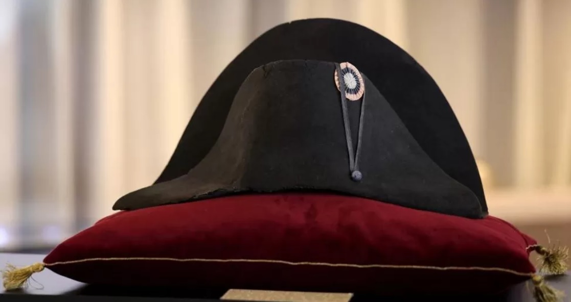 У Парижі на аукціоні продали капелюх Наполеона Бонапарта за €1,9 мільйона