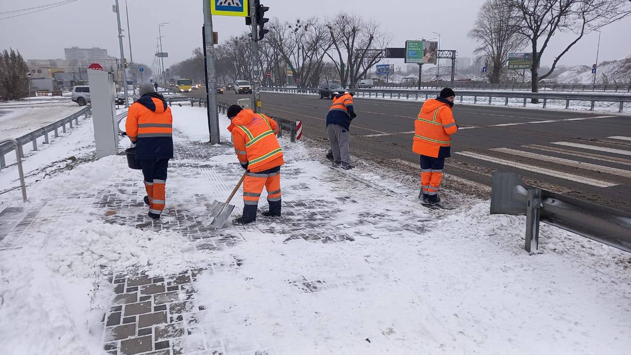 У Києві триває прибирання снігу й обробка доріг протиожеледними засобами