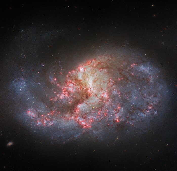 Телескоп «Хаббл» показав нове фото далекої спіральної галактики