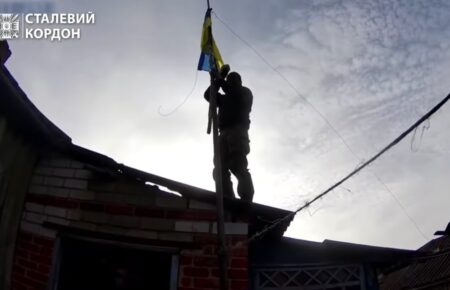 Прикордонники підняли український прапор у селищі в «сірій зоні» на Харківщині