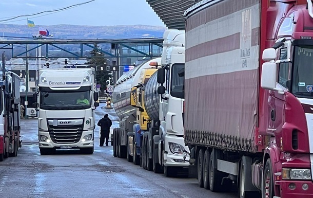 На кордоні з Польщею відкриють пункт пропуску для порожніх вантажівок