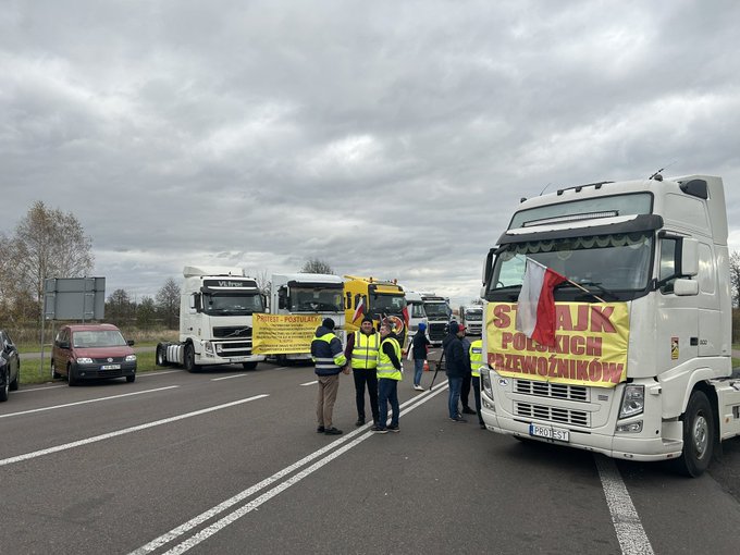 Рух вантажівок з України в Польщу на п’ятьох напрямках повністю заблокований