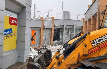 Біля станції метро «Деміївська» сталося просідання ґрунту (ФОТО)