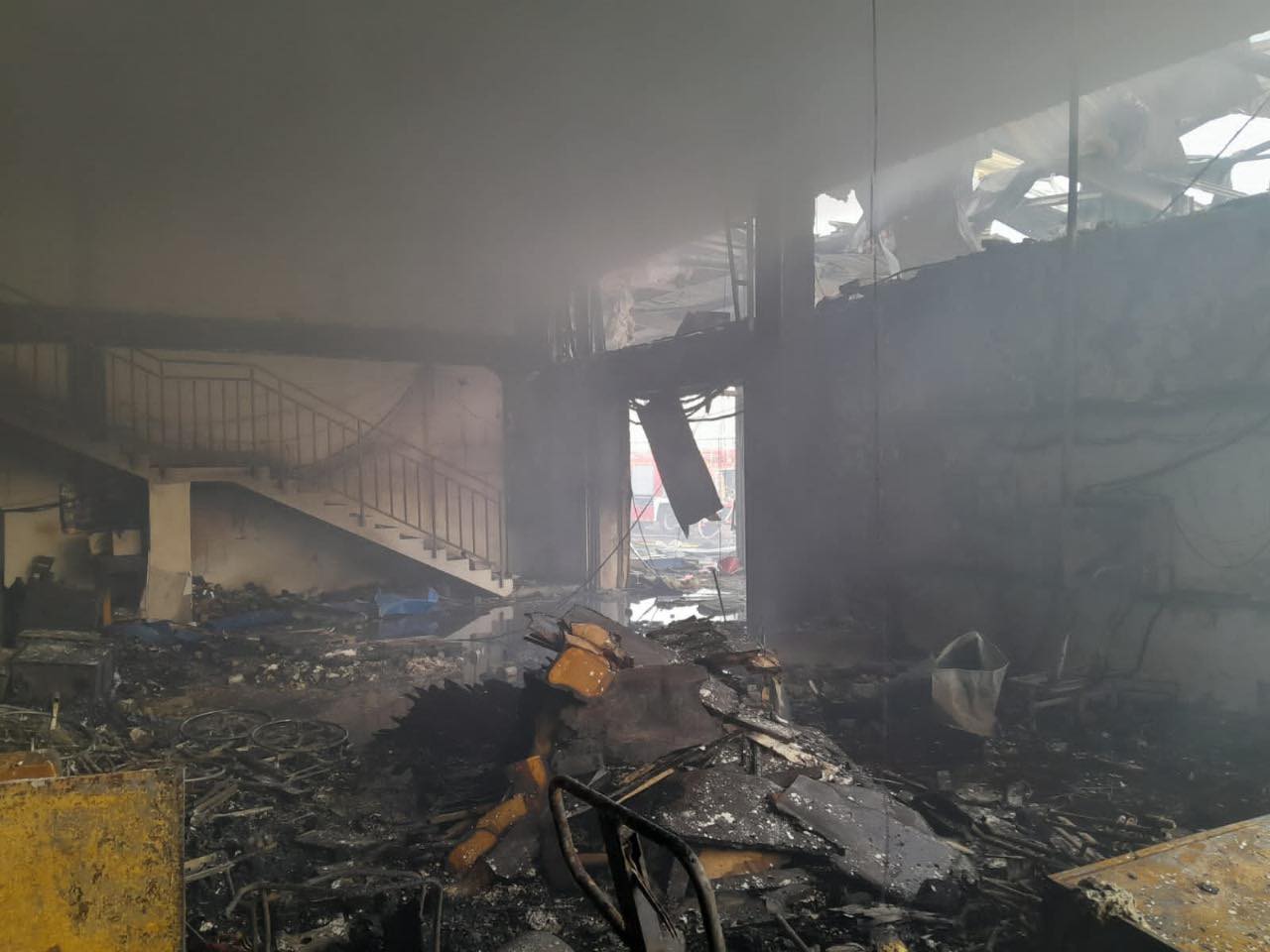 Склад гуманитарной помощи сгорел дотла во время обстрела Херсона (ФОТО)