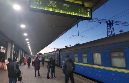 Поїзд із обстріляного росіянами вокзалу Херсона прибув до Києва