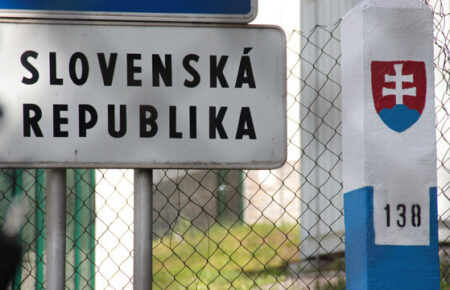 На границе со Словакией постепенно разблокируется движение грузовиков