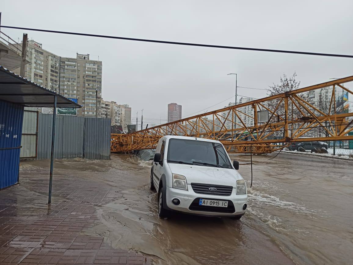 В Дарницком районе Киева из-за падения крана произошло подтопление (ФОТО)