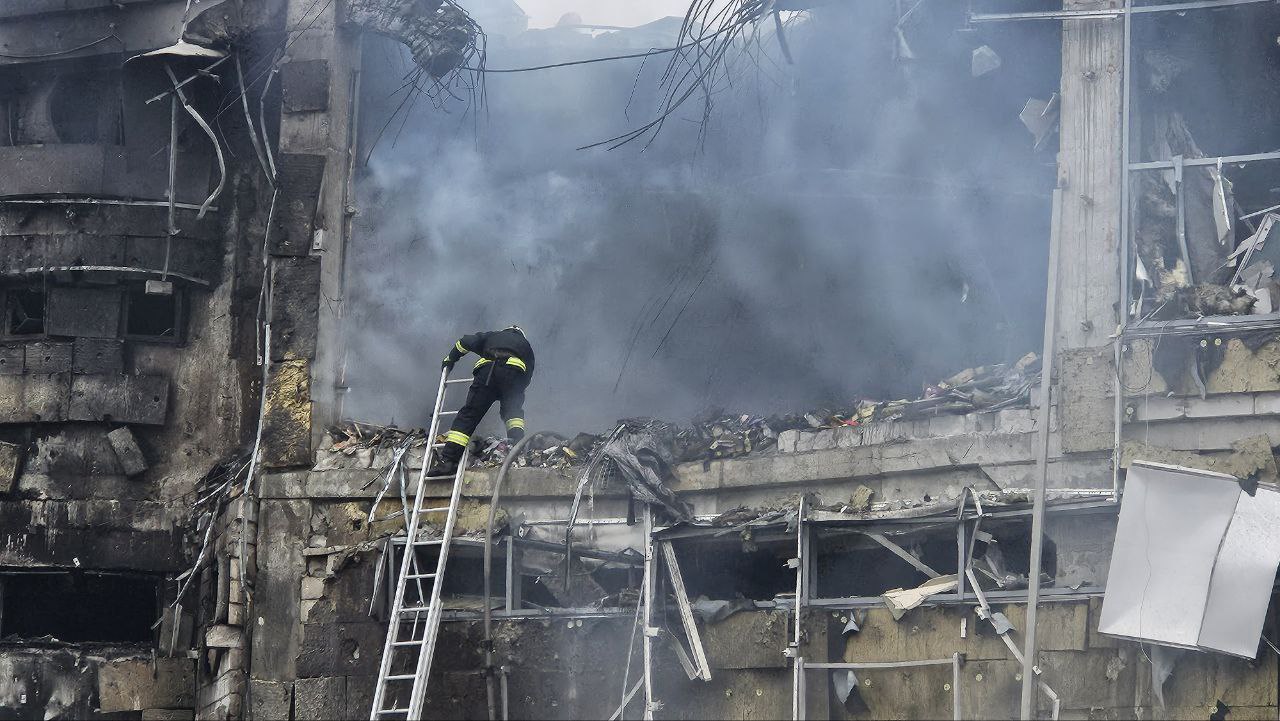 figure_cutВ Днепре в результате российской атаки есть погибшие, раненые и разрушения (ФОТО)