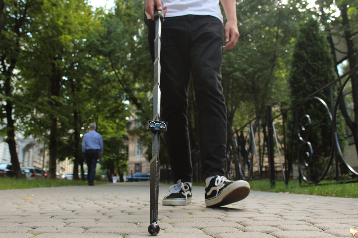Львівські студенти розробили «розумну» тростину для частково незрячих