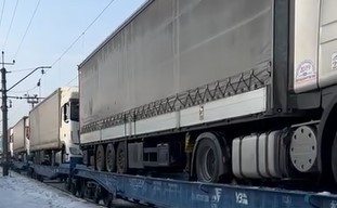 Вантажівки, які перевозили залізницею, вже у Польщі (ВІДЕО)