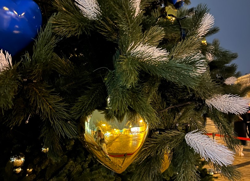 У Києві прикрасили головну новорічну ялинку (ФОТО)