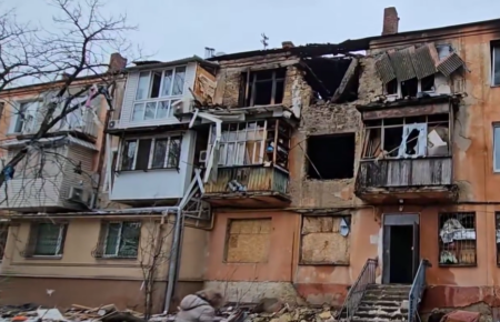 Російські окупанти обстріляли Херсон: влучили в будинок і ринок (ВІДЕО)
