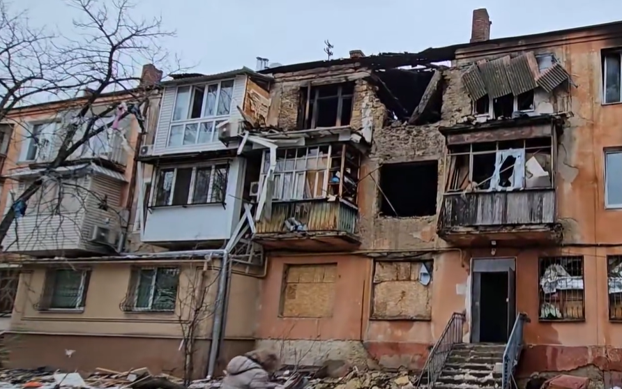 Российские оккупанты обстреляли Херсон: попали в дом и рынок (ВИДЕО)