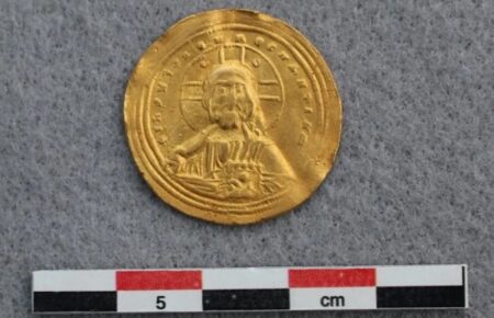 В Норвегии археолог-любитель нашел тысячелетнюю византийскую монету с изображением Иисуса Христа