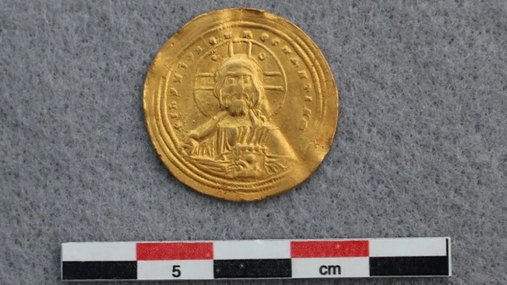 В Норвегии археолог-любитель нашел тысячелетнюю византийскую монету с изображением Иисуса Христа