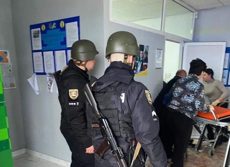 На Закарпатье депутат сельсовета на заседании взорвал три гранаты: уже известно о 26 раненых
