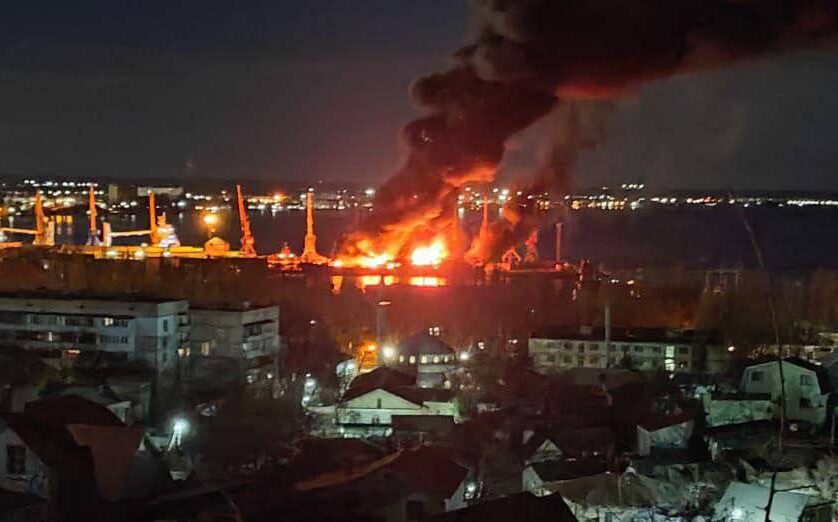 Якою зброєю знищили корабель «Новочеркаськ» у Феодосії?