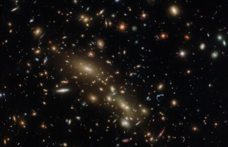 Телескоп «Хаббл» на одному зображенні показав два галактичні скупчення