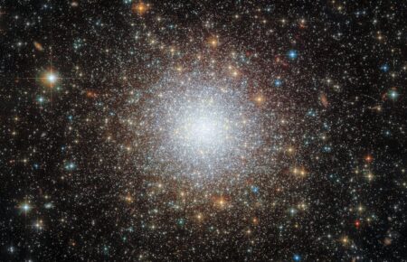 Телескоп Hubble показал яркое шарообразное скопление в галактике-спутнице Млечного Пути