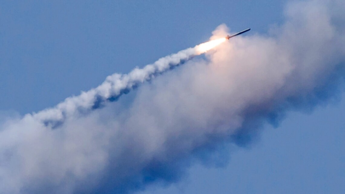 Російські окупанти завдали ракетного удару по околицях Дніпра